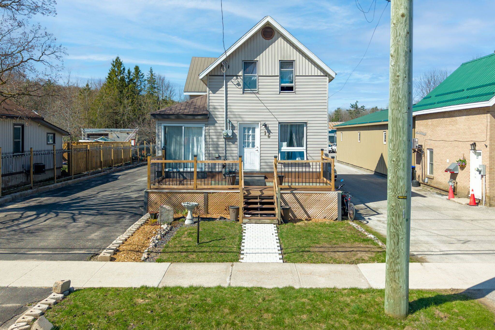 16 Fifth ST W, Midland, ON L4R 3V2