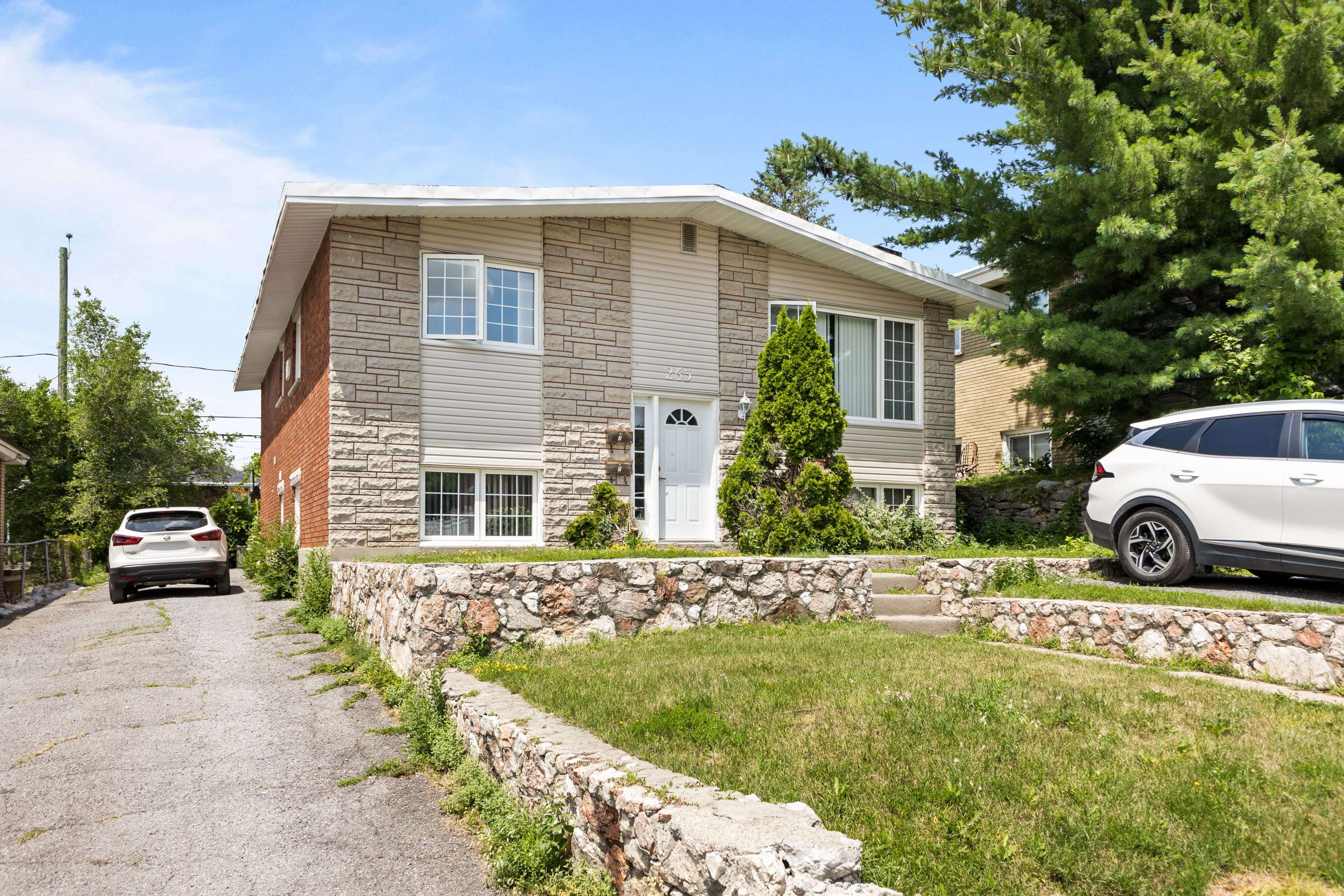 263 Michel CIR, Vanier And Kingsview Park, ON K1L 7P4