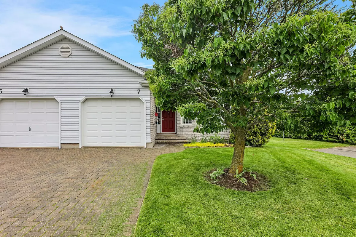 West Lincoln, ON L0R 2A0,7 Village DR
