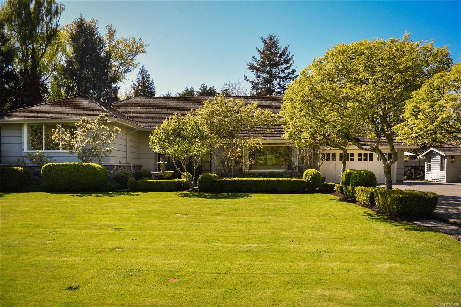 3270 Beach Dr, Oak Bay, BC V8R 6M1