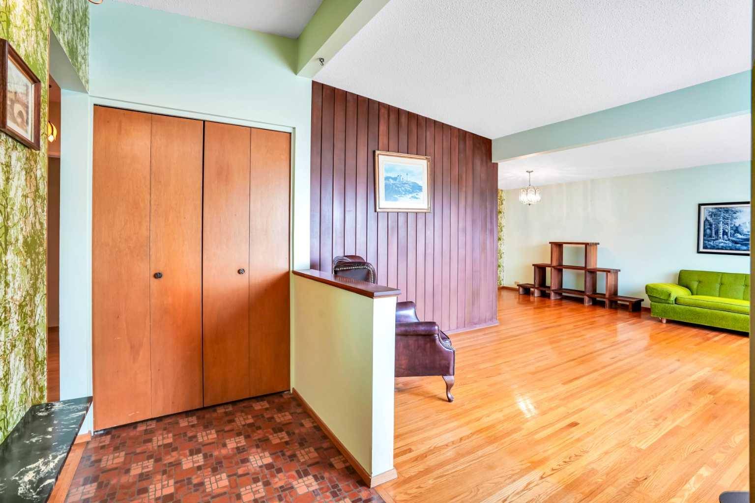 Calgary, AB T2E6C4,924 Mayland DR NE