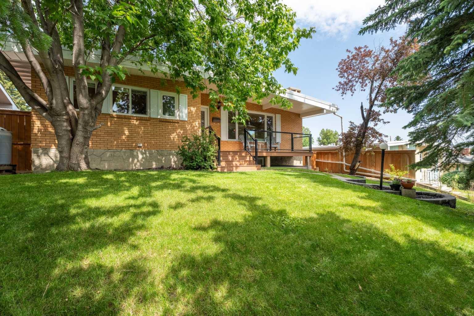 1028 Thorneycroft DR NW, Calgary, AB T2K3K8