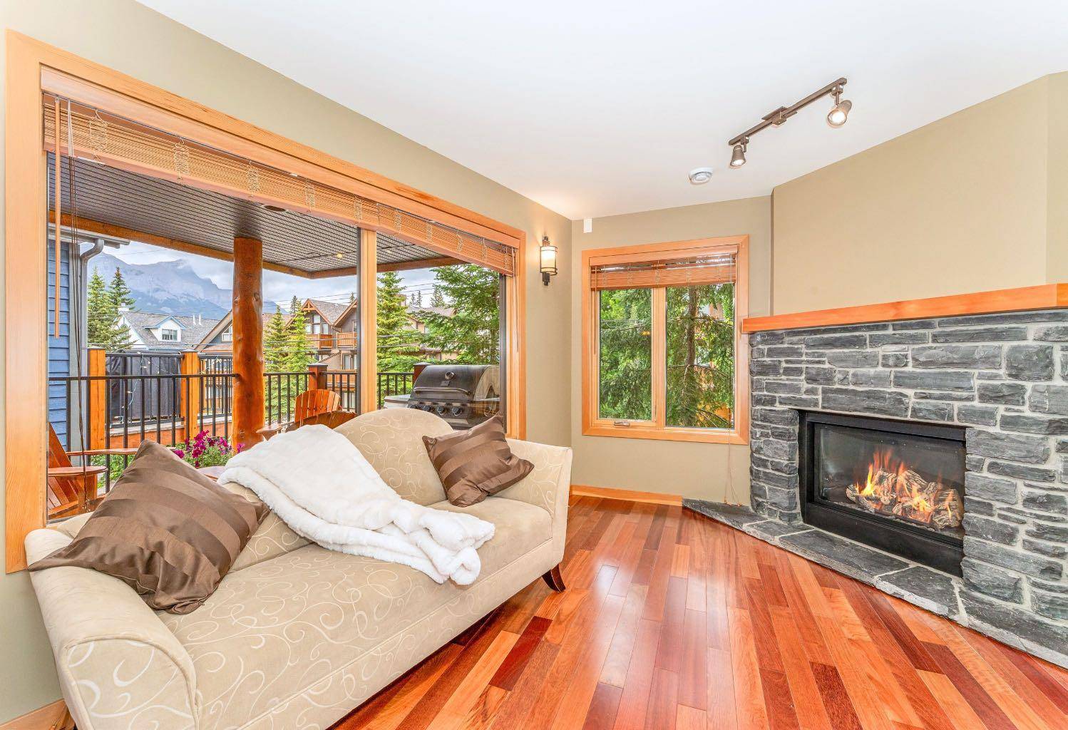 Canmore, AB T1W 2J6,722 3rd ST #2
