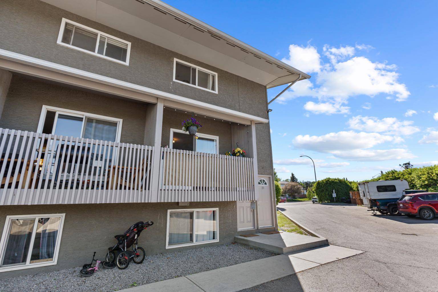 Calgary, AB T3B 3P3,8112 36 AVE NW #19
