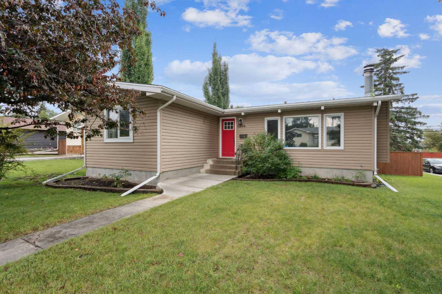 Calgary, AB T2W 0X9,1304 Southbow PL SW