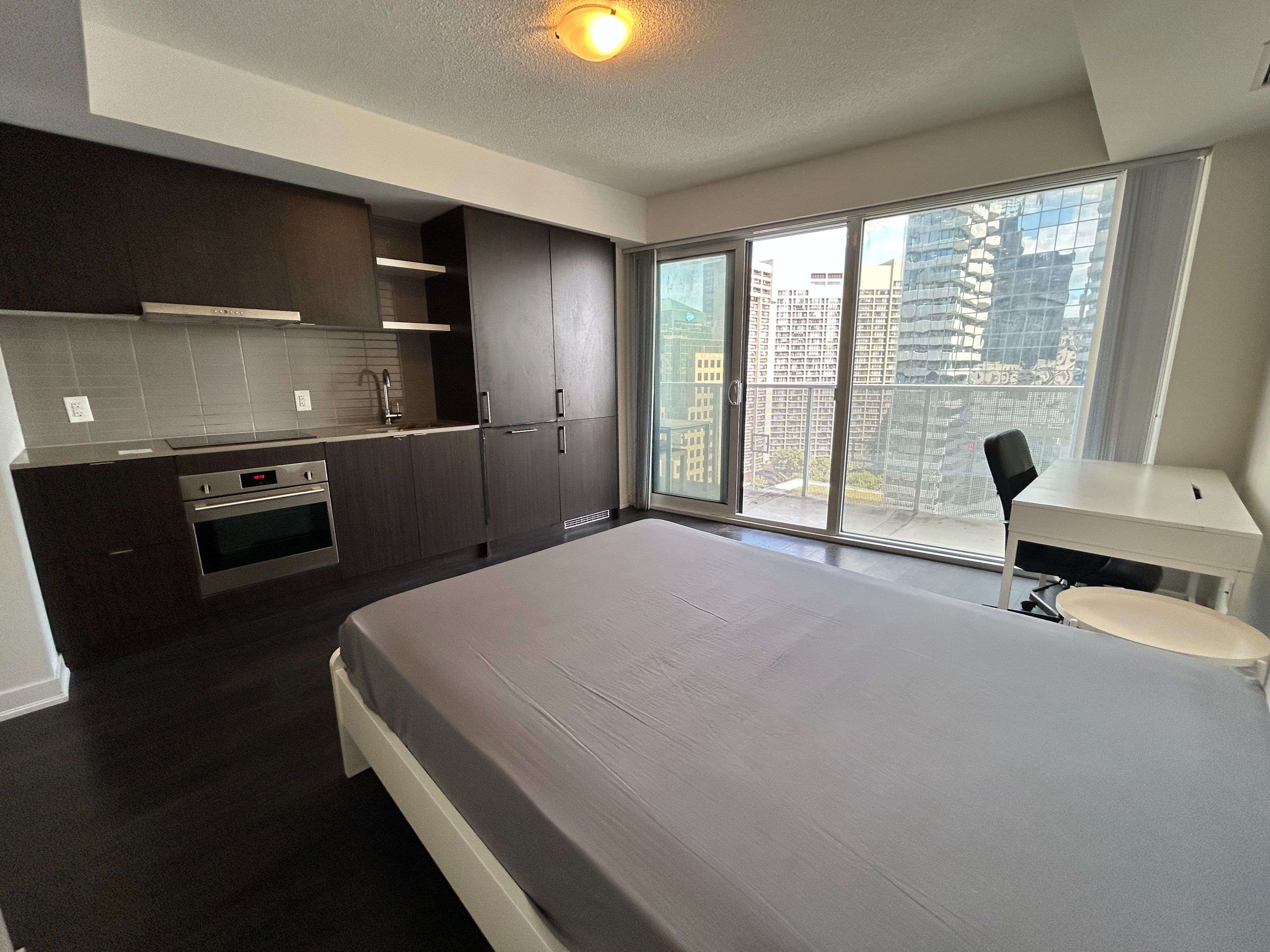 Toronto C01, ON M5J 0B5,100 Harbour ST #2008