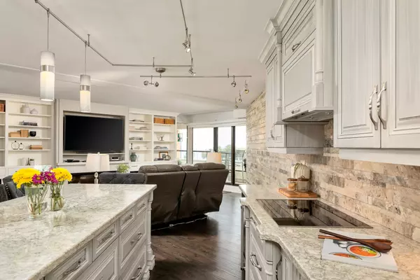 Oakville, ON L6L 6L5,100 Bronte RD #304