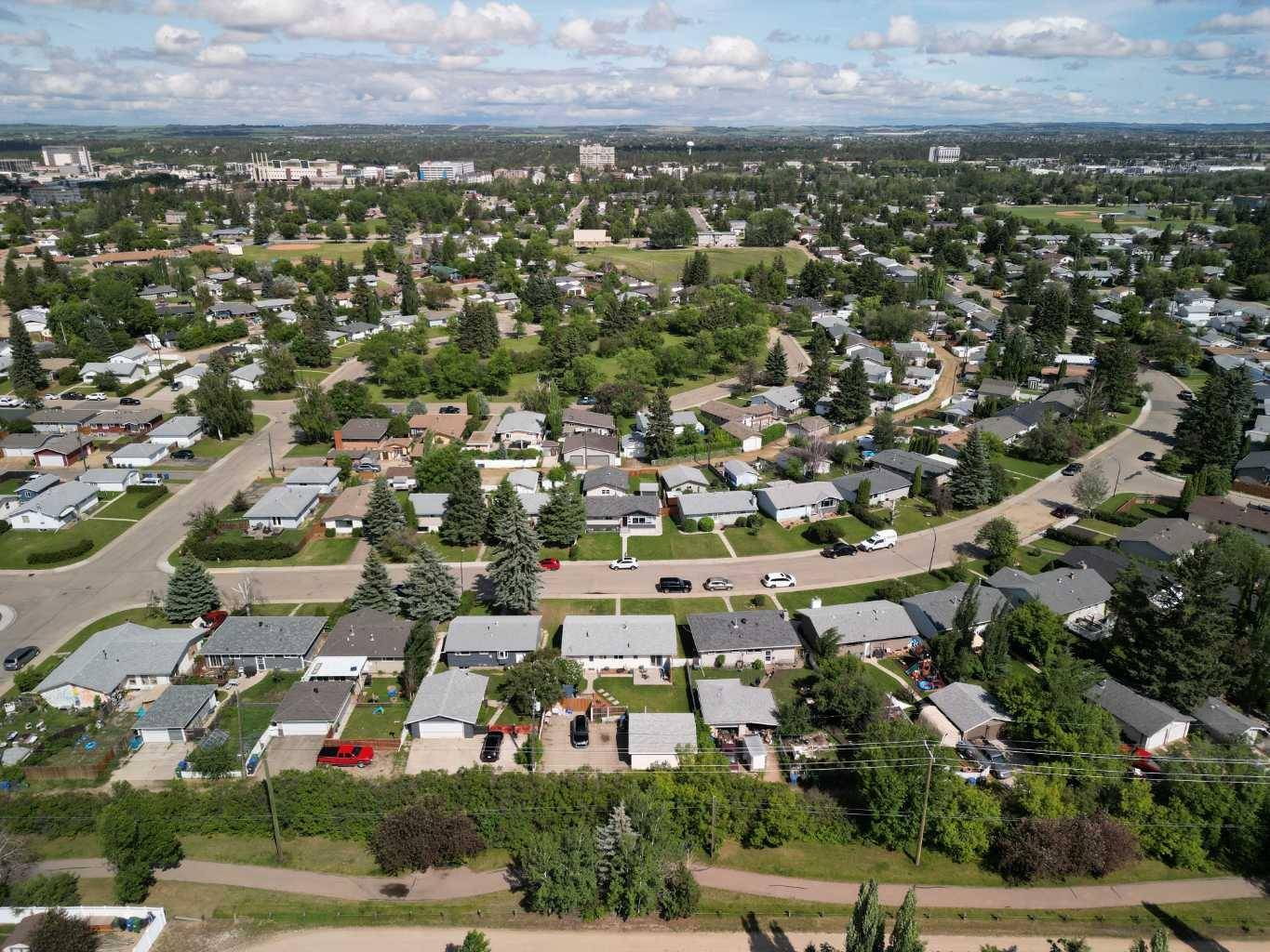 Red Deer, AB T4N 1G1,5910 West Park CRES