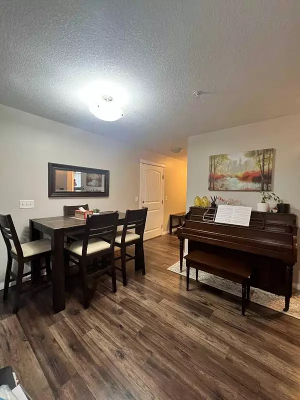 Calgary, AB T3K 0T3,31 Country Village MNR Northeast #4108