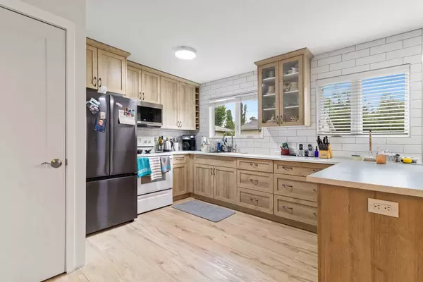 Red Deer, AB T4N 1G1,5910 West Park CRES