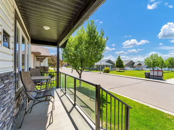 Medicine Hat, AB T1B0E3,161 Chartwell ROW SE