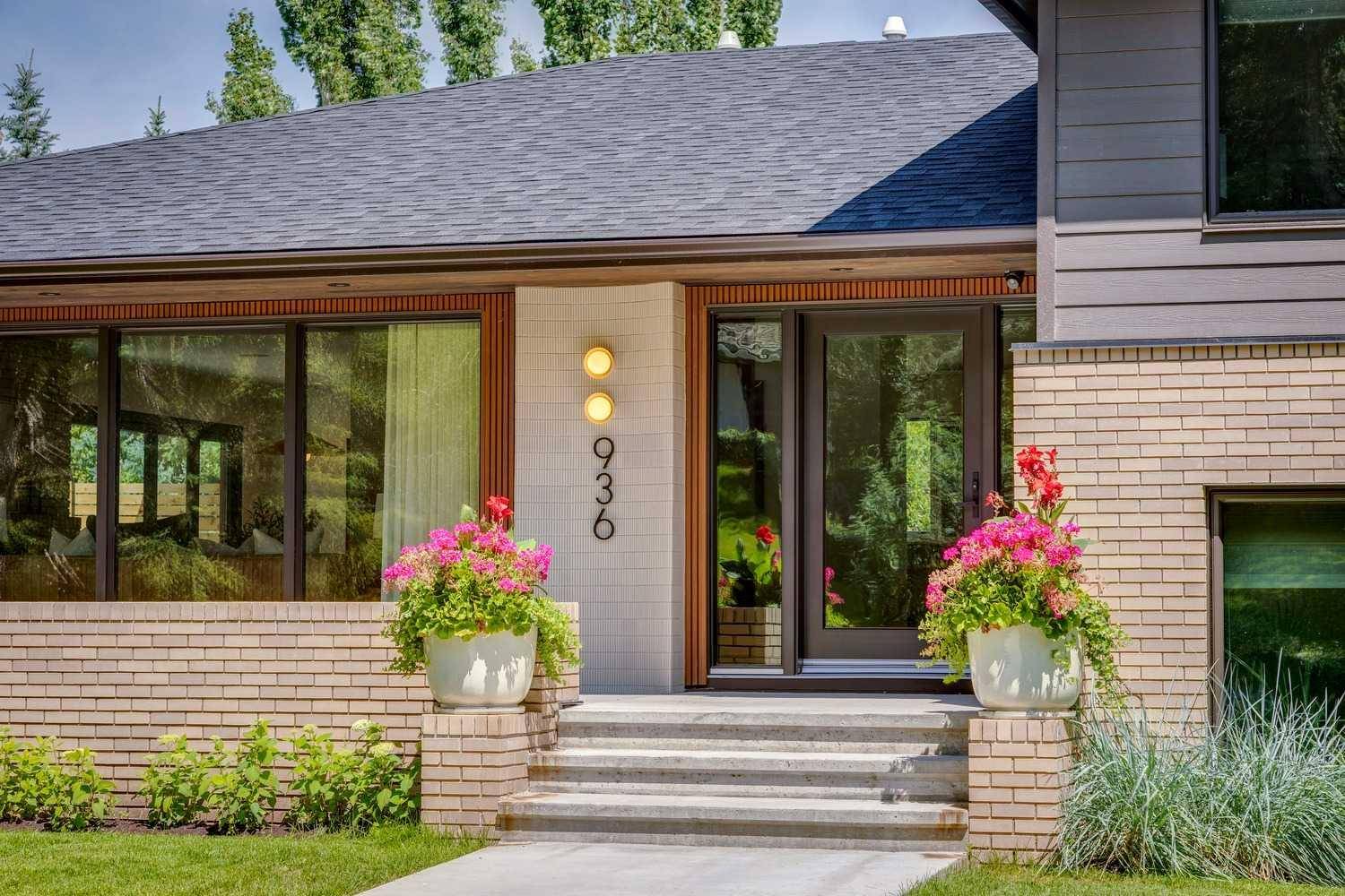 Calgary, AB T2S 1M9,936 Elizabeth RD SW