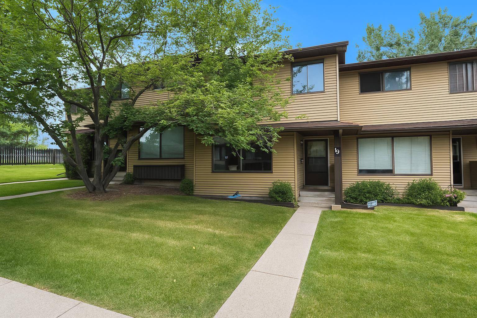 380 Bermuda DR NW #19, Calgary, AB T3K 2B2