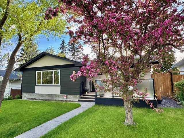 4719 Charleswood DR NW, Calgary, AB T2L 2E6
