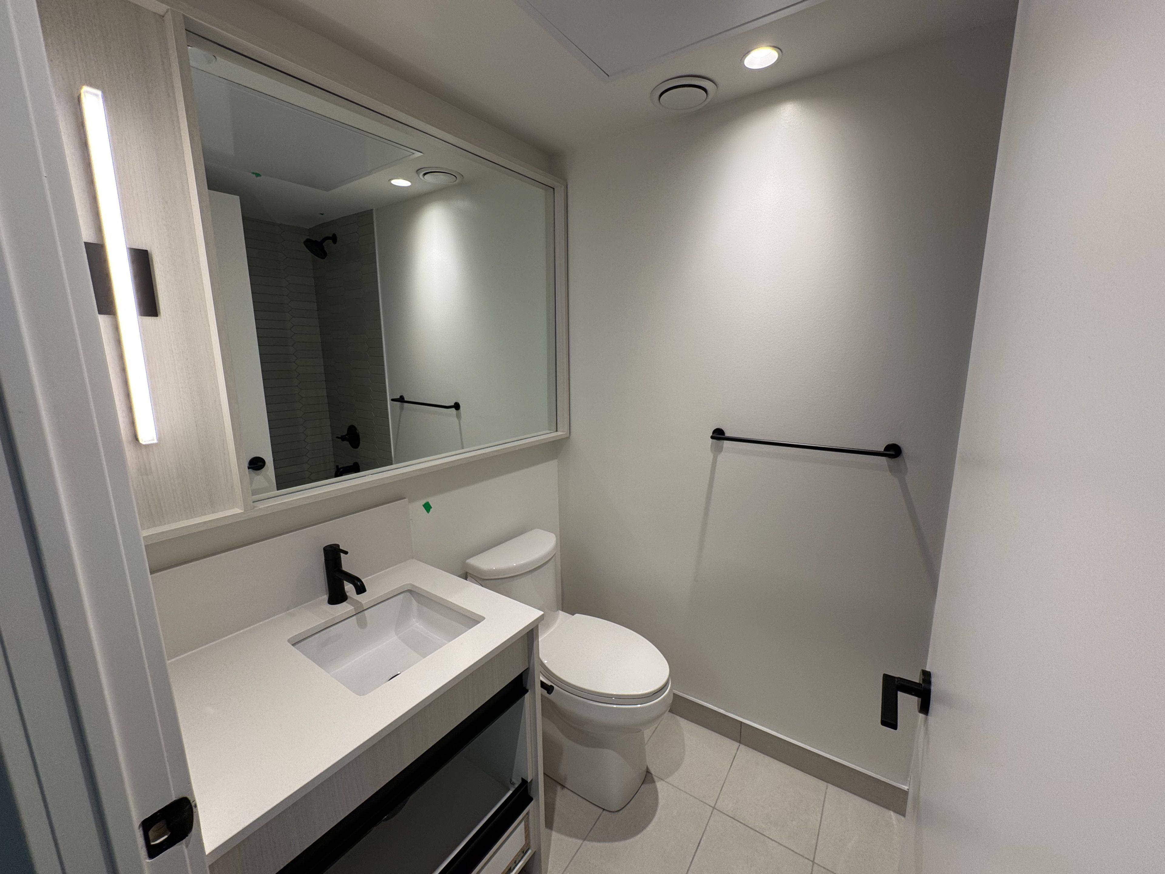 Toronto C01, ON M6J 0H3,5 Lakeview AVE #602