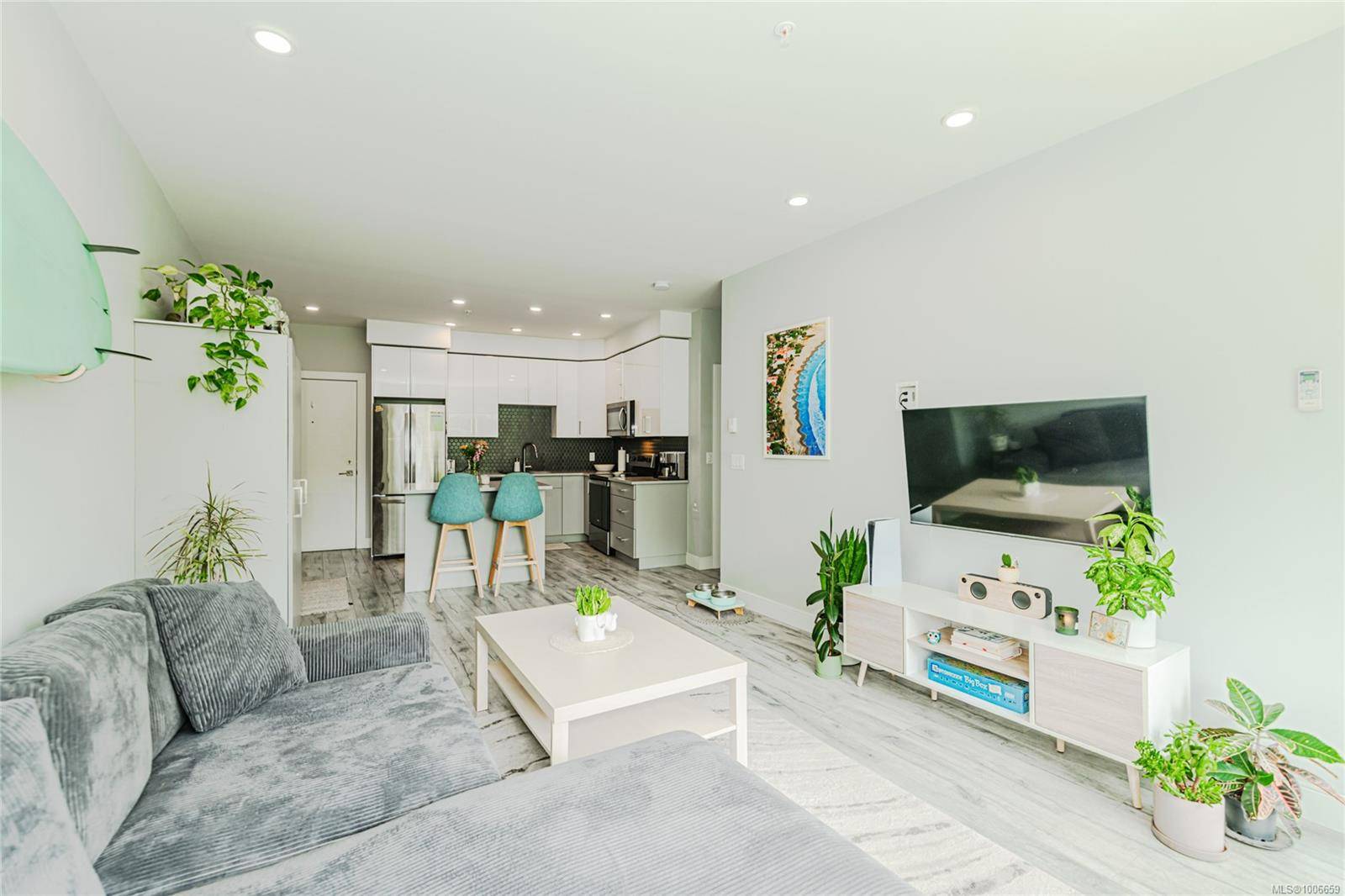 280 Island Hwy #309, View Royal, BC V9B 1G5