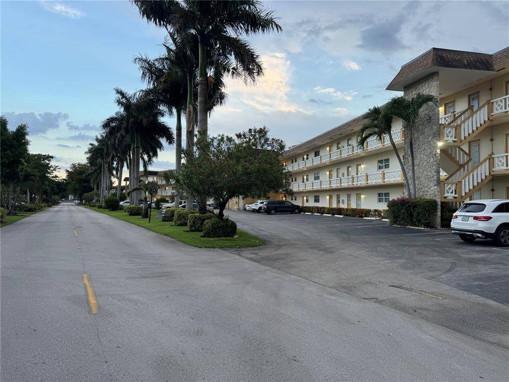5111 W Oakland Park Blvd #307, Lauderdale Lakes, FL 33313