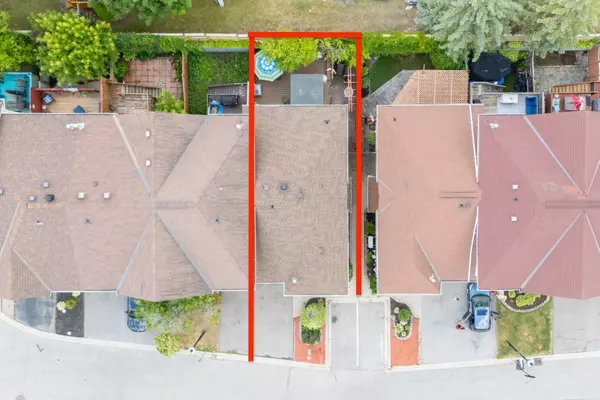 Newmarket, ON L3Y 8M8,374 Riddell CT #20