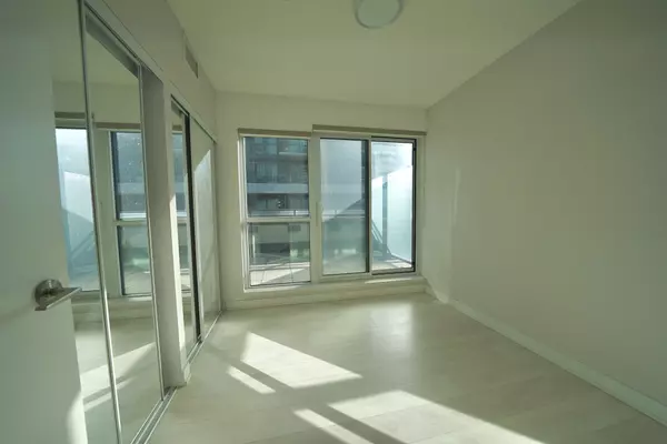 Toronto W06, ON M8Y 3H8,2220 Lake Shore BLVD W #311