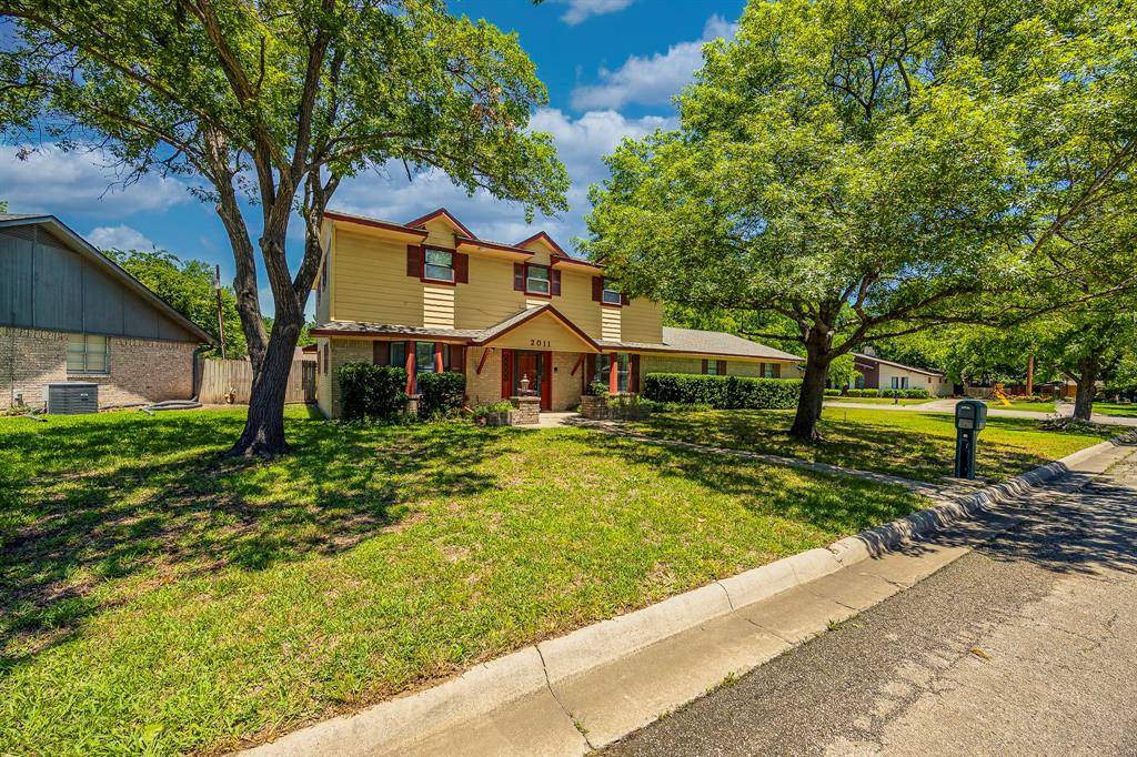2011 Woodlawn Street, Gainesville, TX 76240