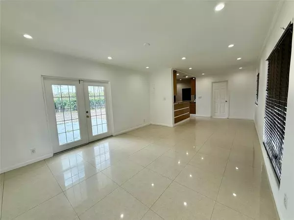 Plantation, FL 33317,5070 SW 11th St