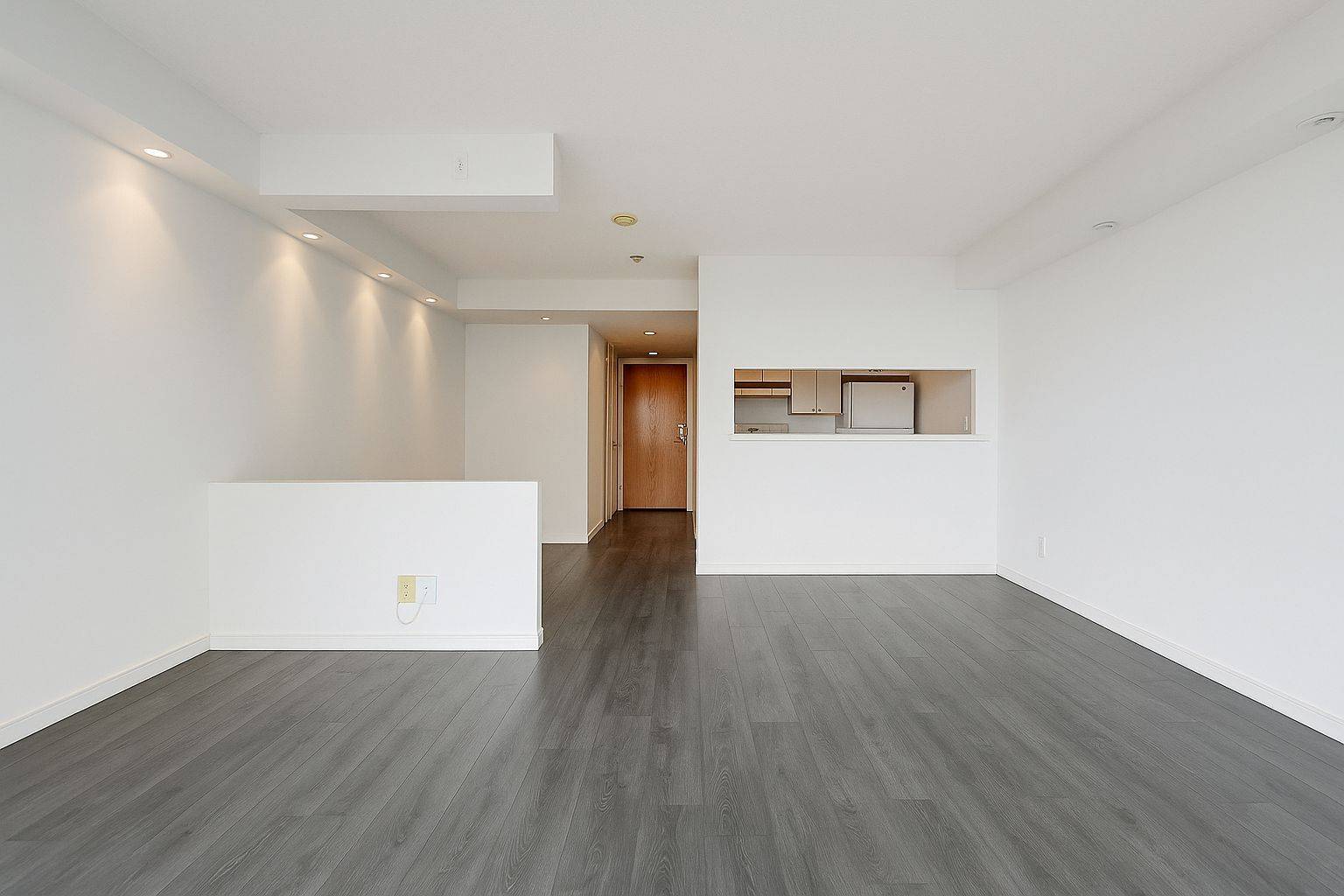Toronto C01, ON M5J 2H2,99 Harbour SQ #2205