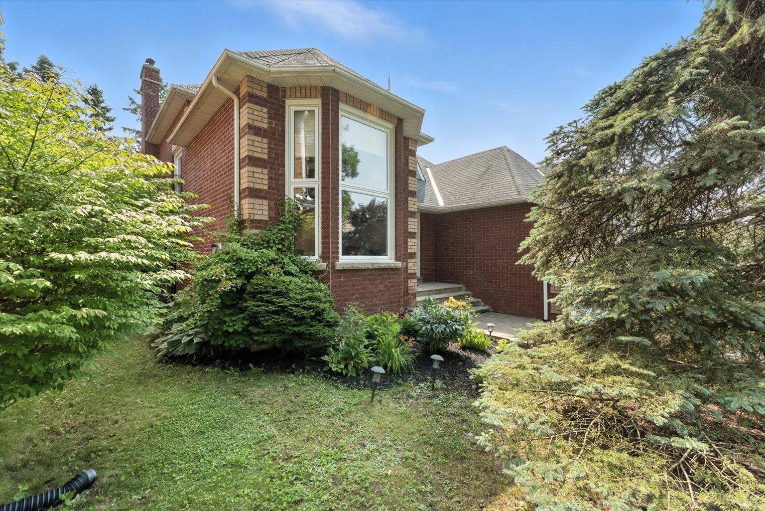 Aurora, ON L4G 6S2,62 Sisman AVE