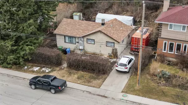 Calgary, AB T3B 1L5,8123 33 AVE NW