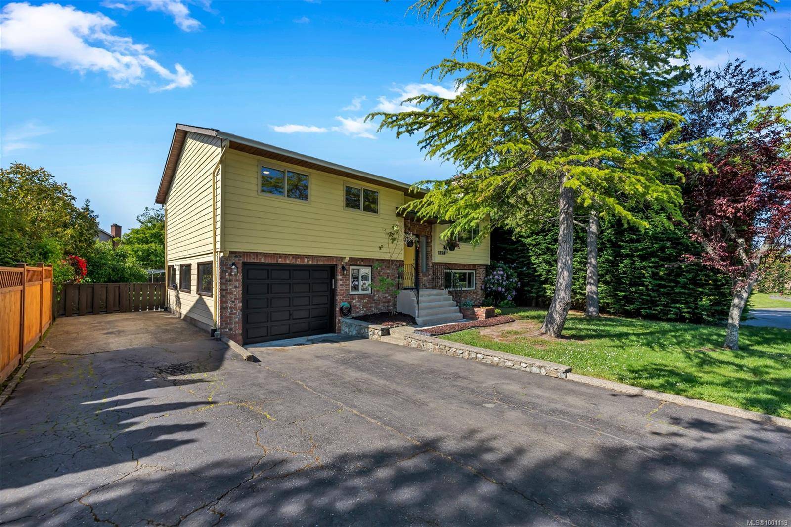 2225 Magnolia Pl, Sidney, BC V8L 4C9