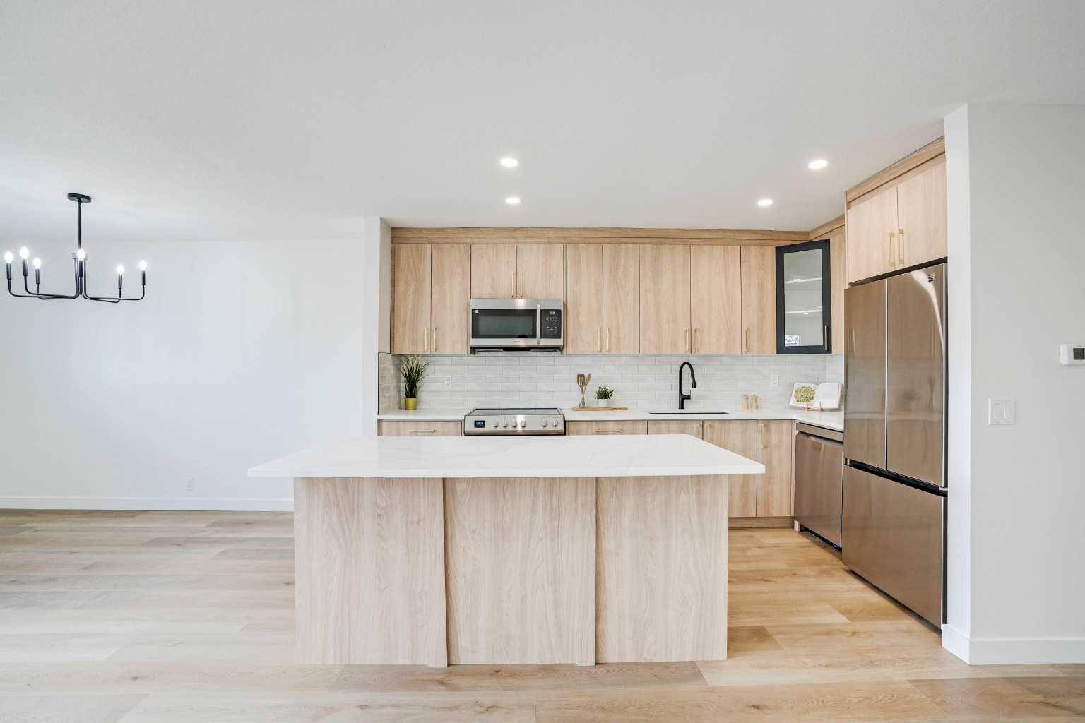 Calgary, AB T3B1S3,6311 35 AVE NW