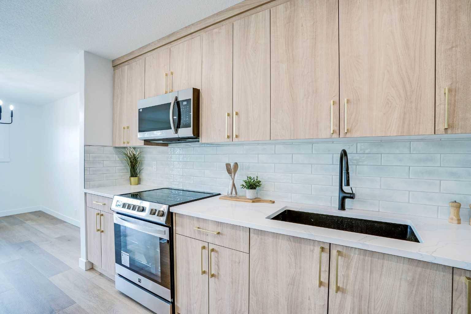 Calgary, AB T3B1S3,6311 35 AVE NW
