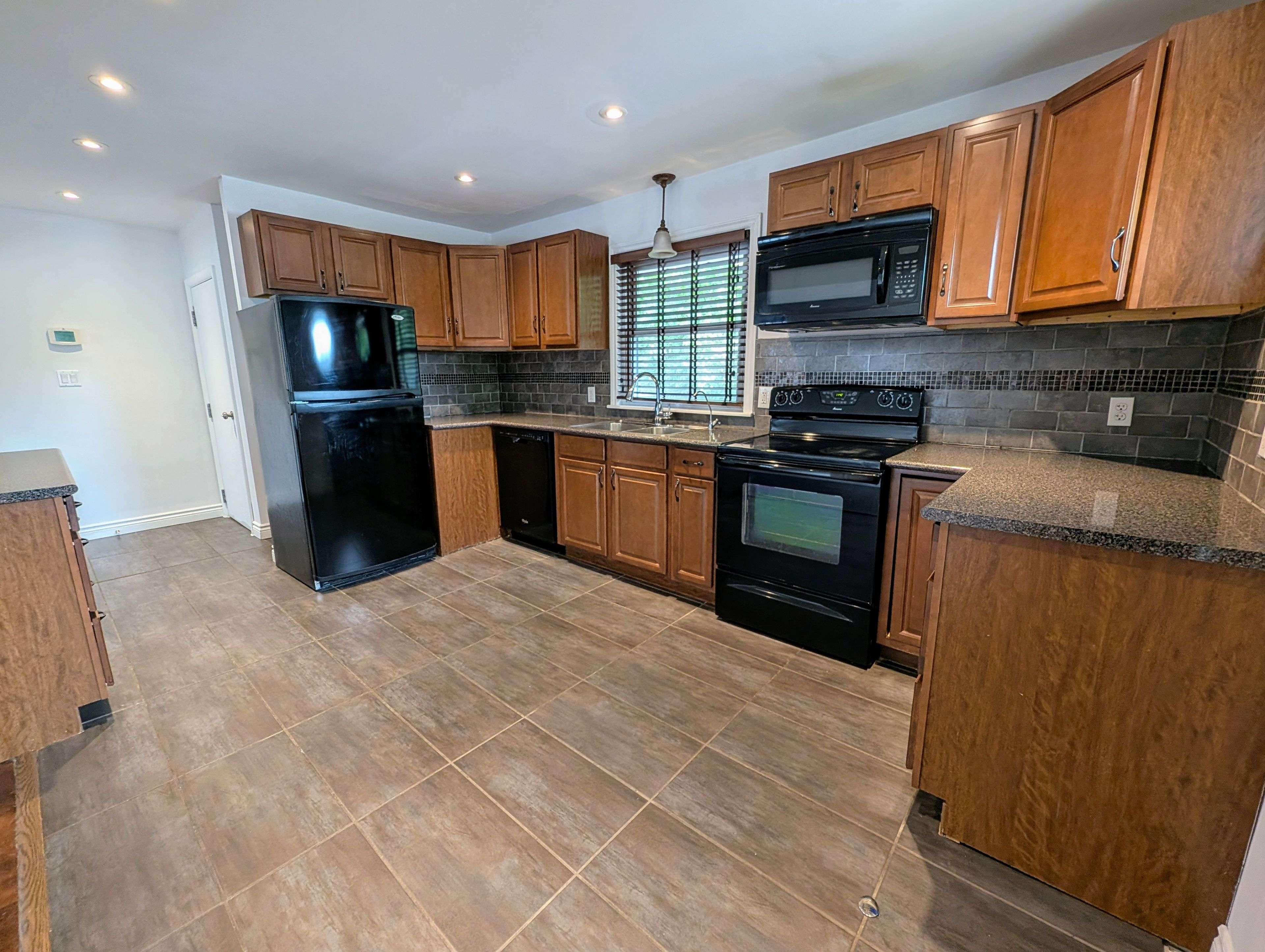 Oshawa, ON L1H 6S7,567 Coleridge ST
