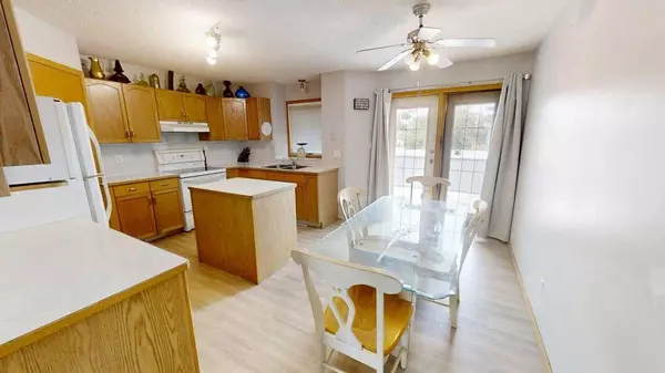 Lethbridge, AB T1K 6R9,226 Heritage Close W