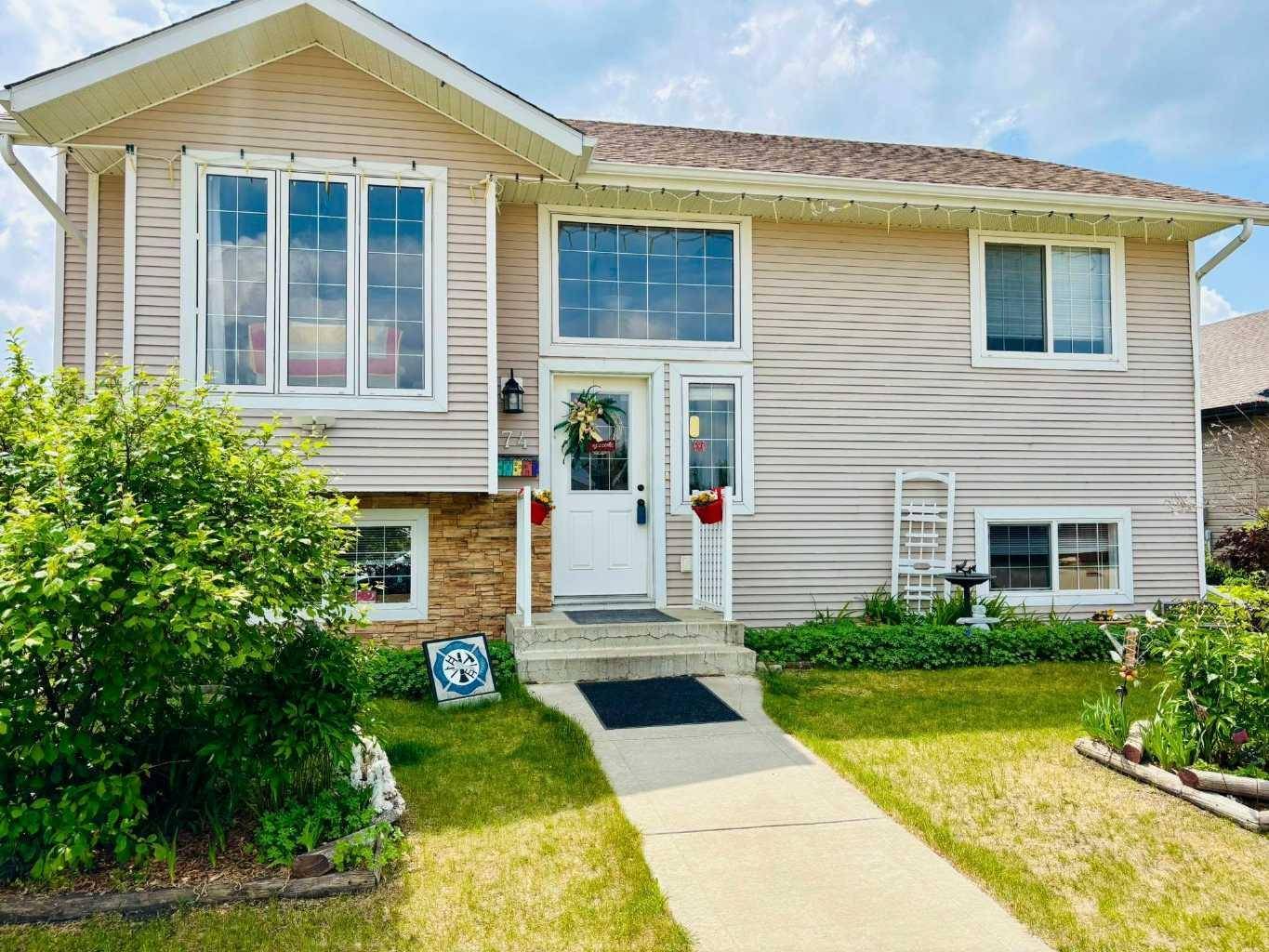 Blackfalds, AB T4M 0E2,74 Pine CRES