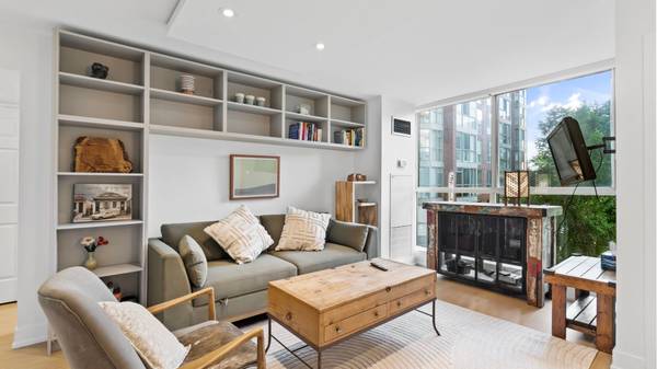 22 Southport ST #433, Toronto W01, ON M6S 4Y9