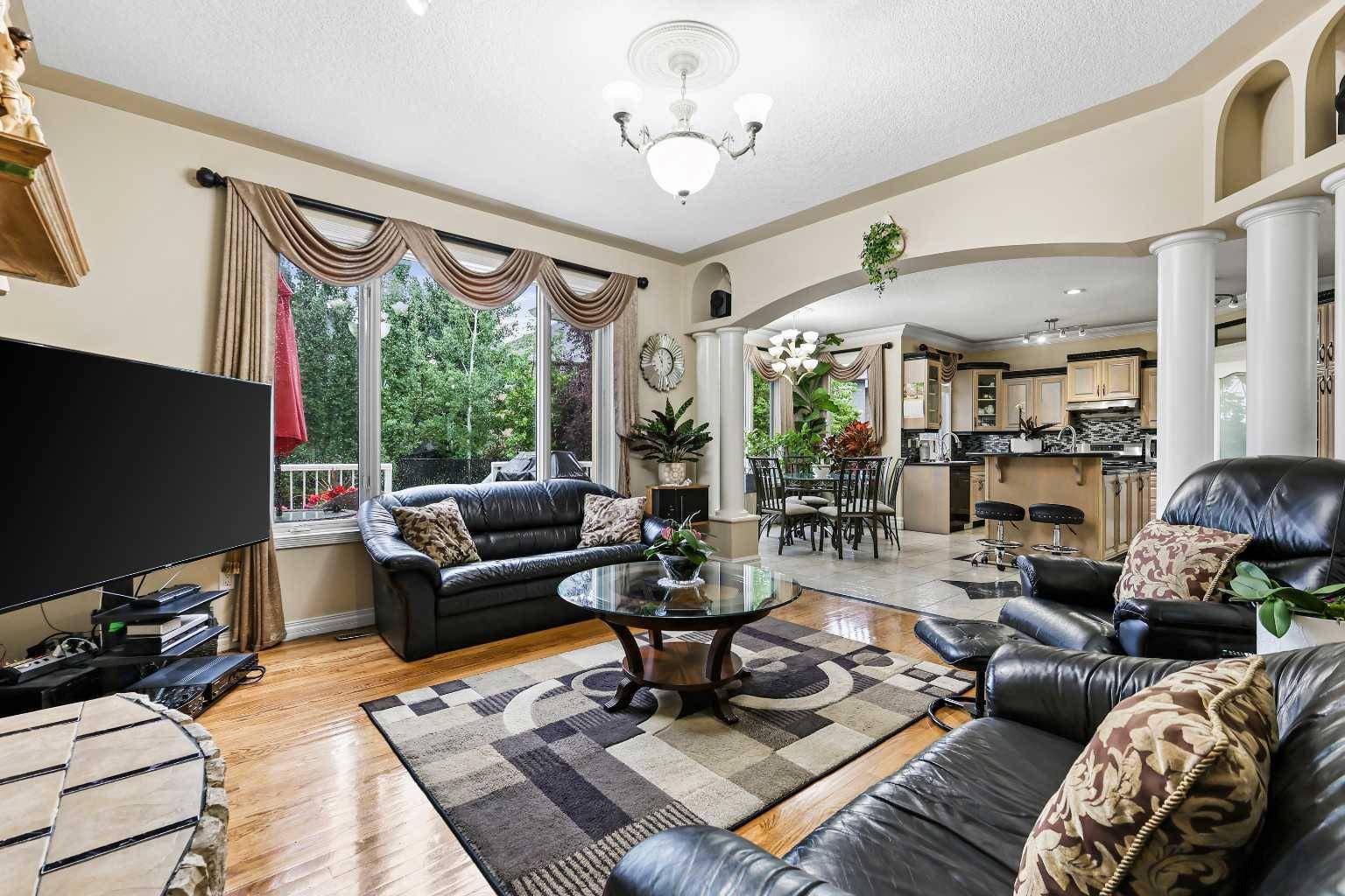 Calgary, AB T3H 4M2,10 Strathridge CT SW
