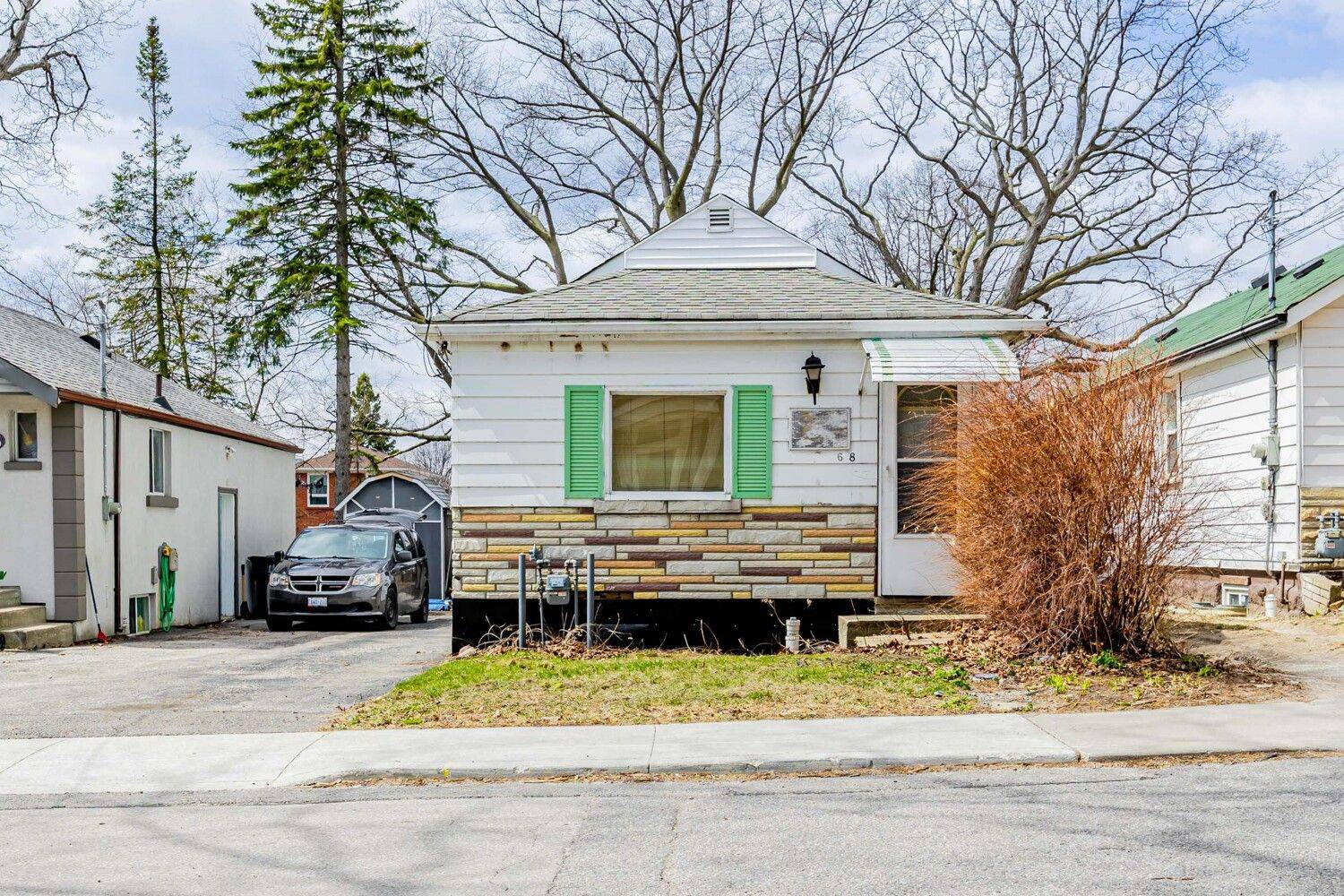 Toronto E06, ON M1L 3Y8,68 McDonald AVE