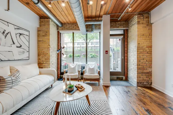 Toronto C01, ON M5V 1E3,436 Wellington ST W #108