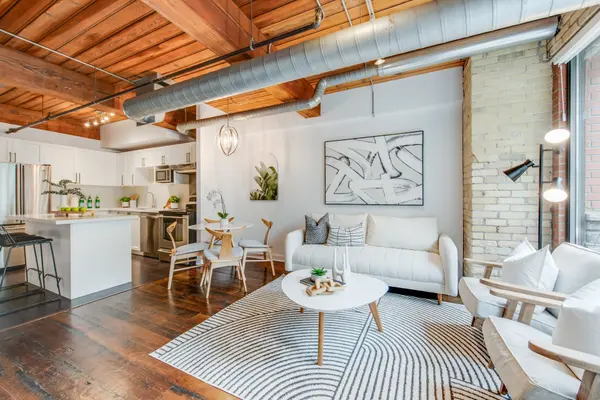 Toronto C01, ON M5V 1E3,436 Wellington ST W #108