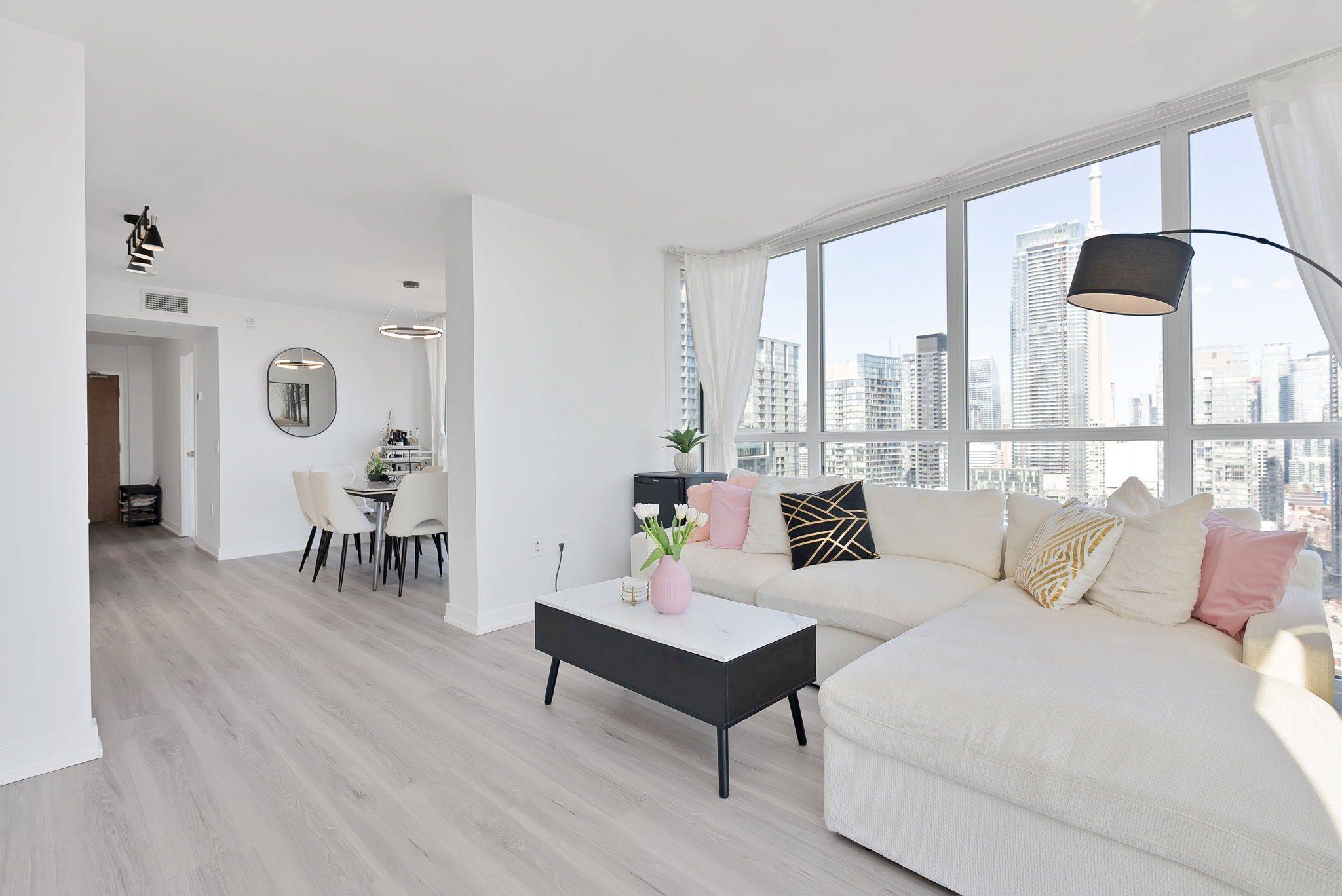 Toronto C01, ON M5V 0J9,85 Queens Wharf RD #3601