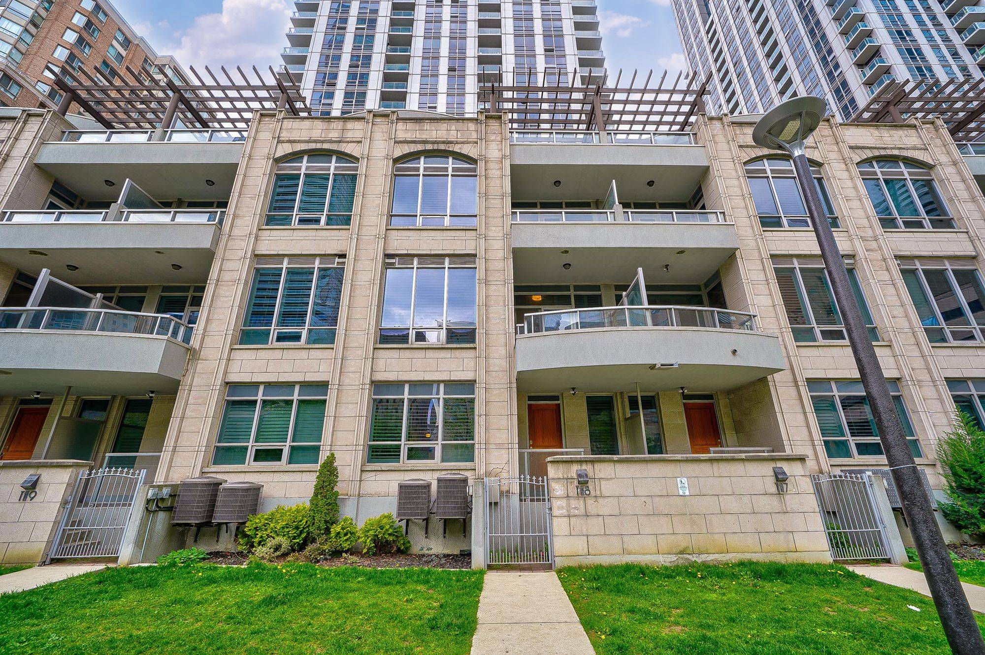 Toronto C01, ON M5G 2R2,761 Bay ST #TH 8