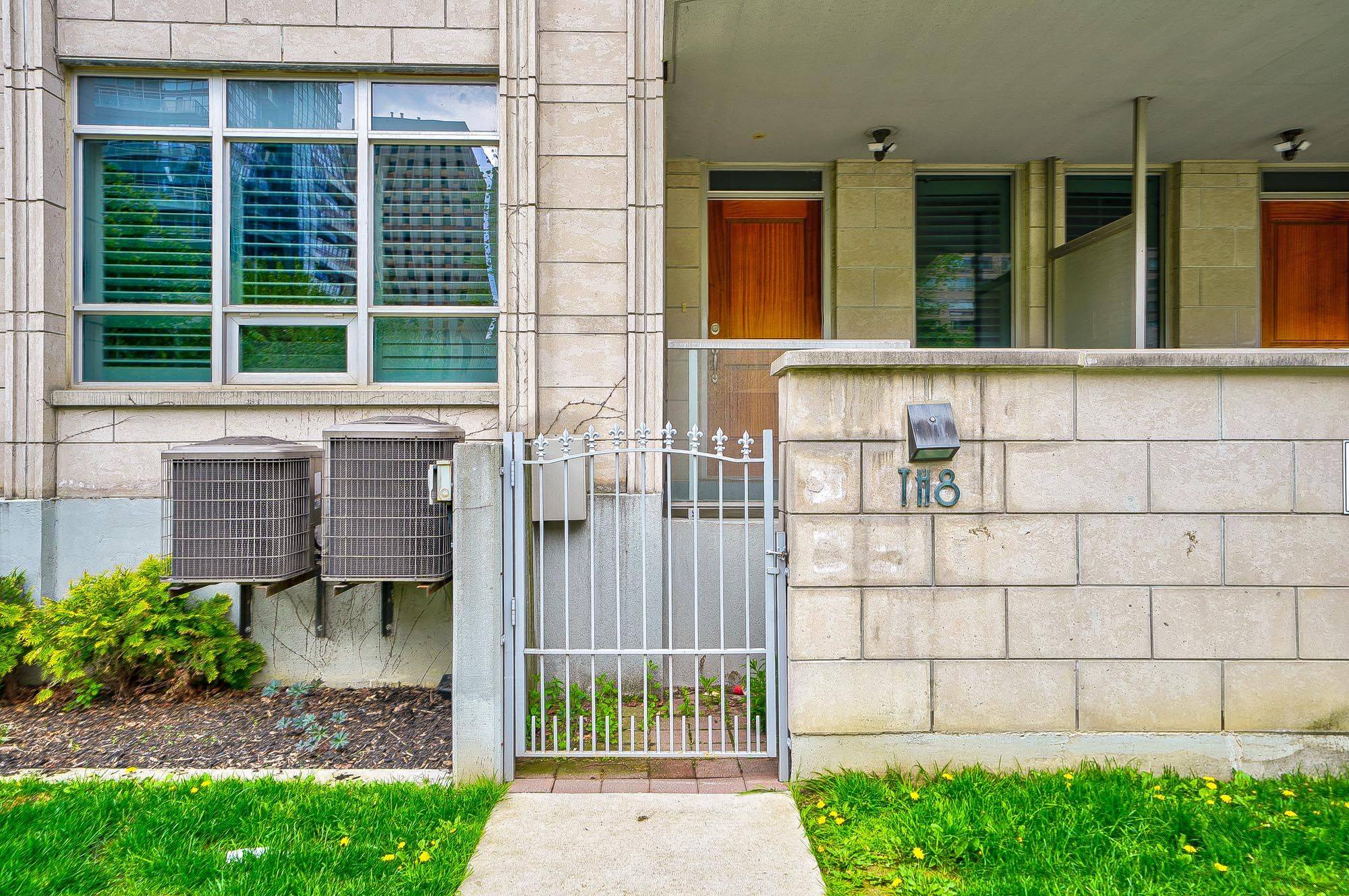 Toronto C01, ON M5G 2R2,761 Bay ST #TH 8