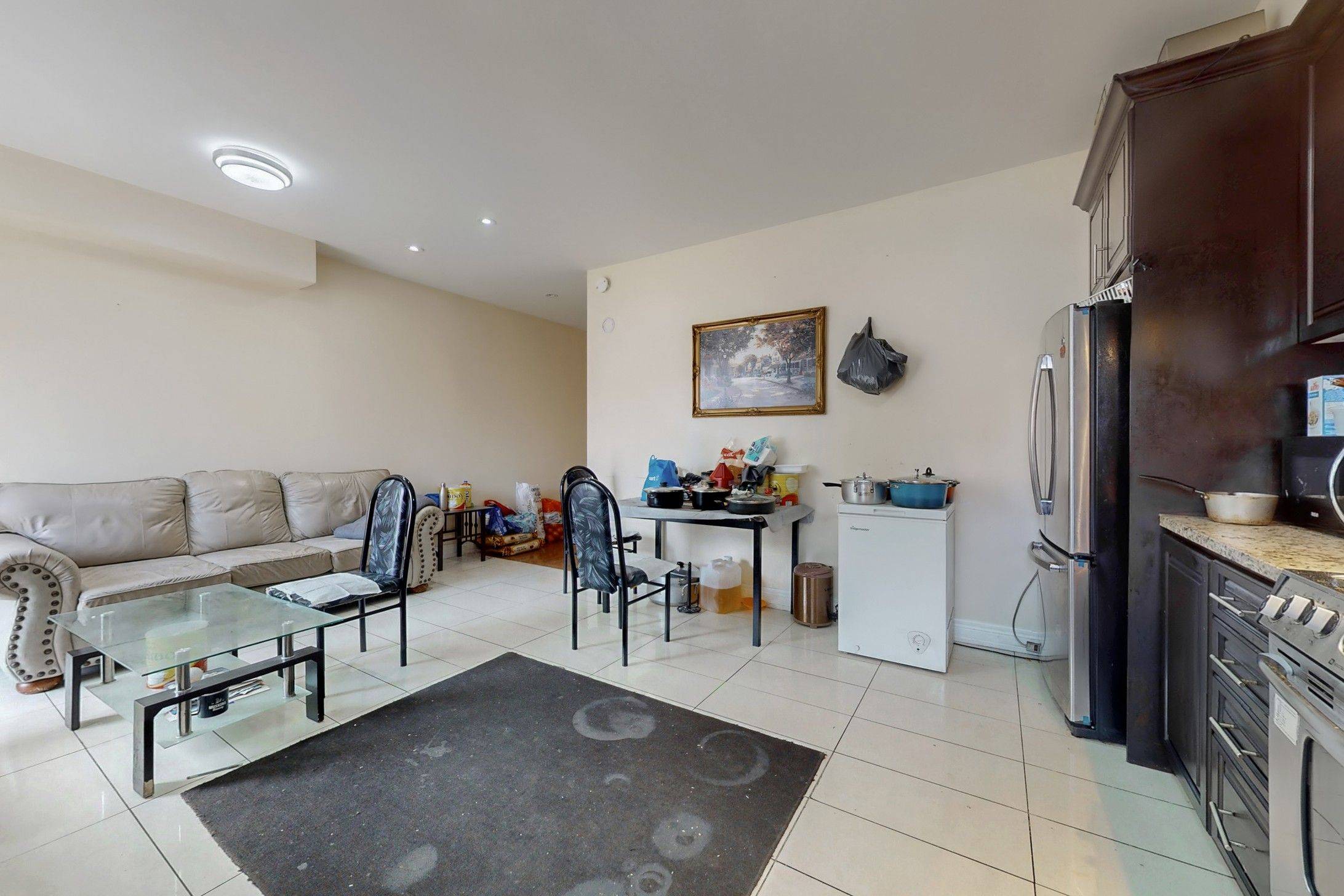 Toronto E06, ON M1L 3L3,33 Wanstead AVE