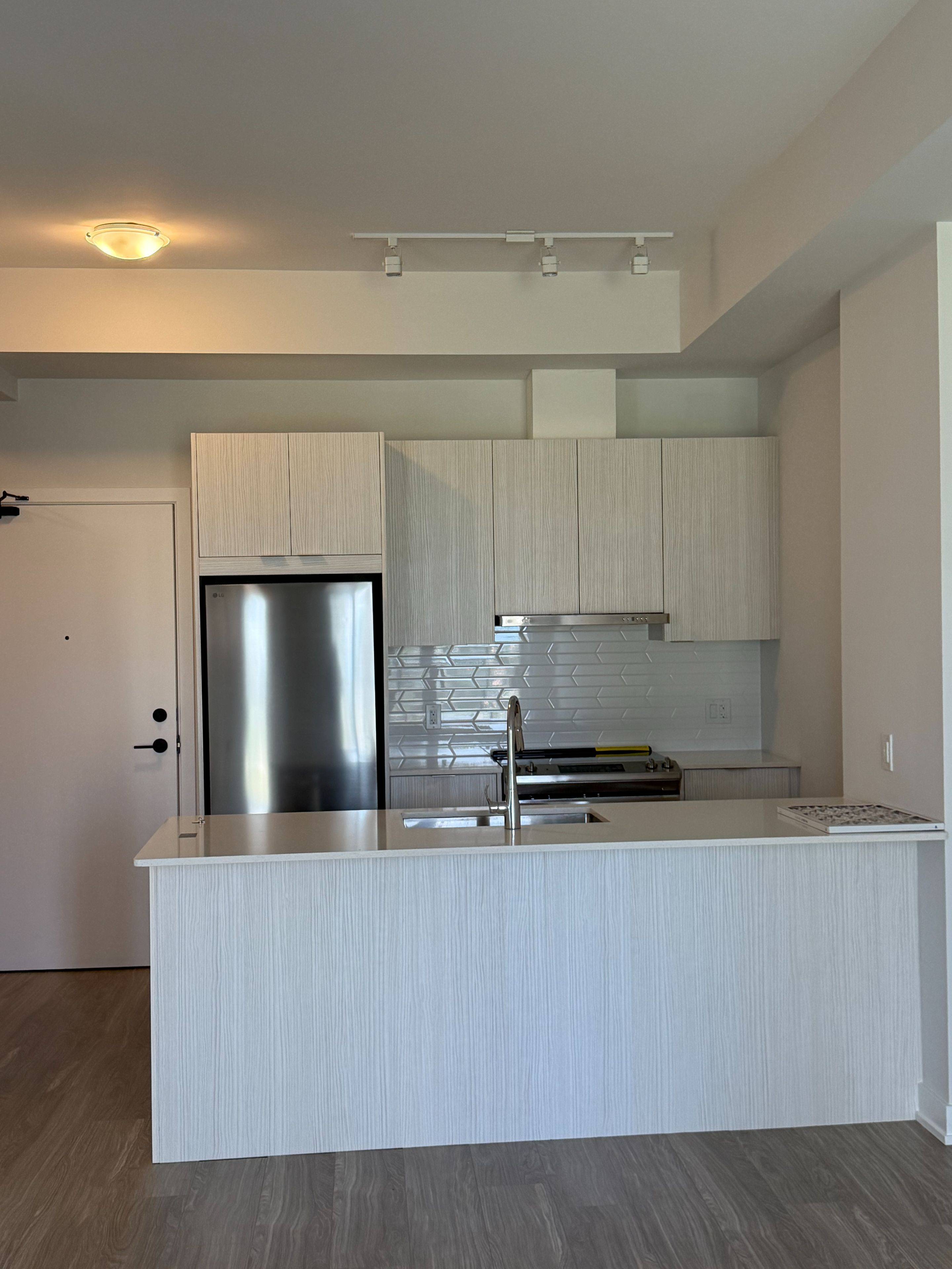 Mississauga, ON L5B 0L6,430 Square One DR #312