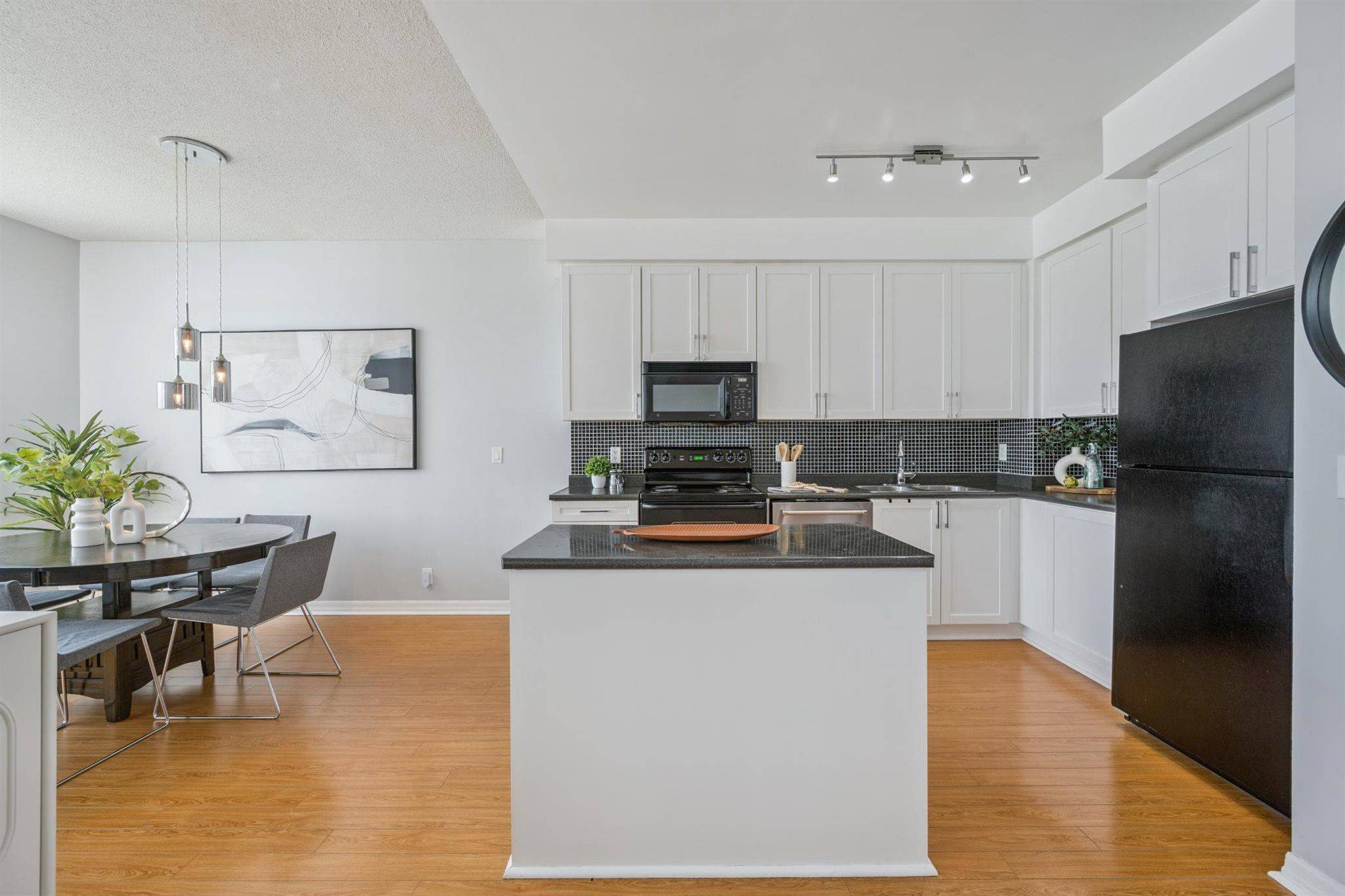 Mississauga, ON L5B 4N4,220 Burnhamthorpe RD W #905