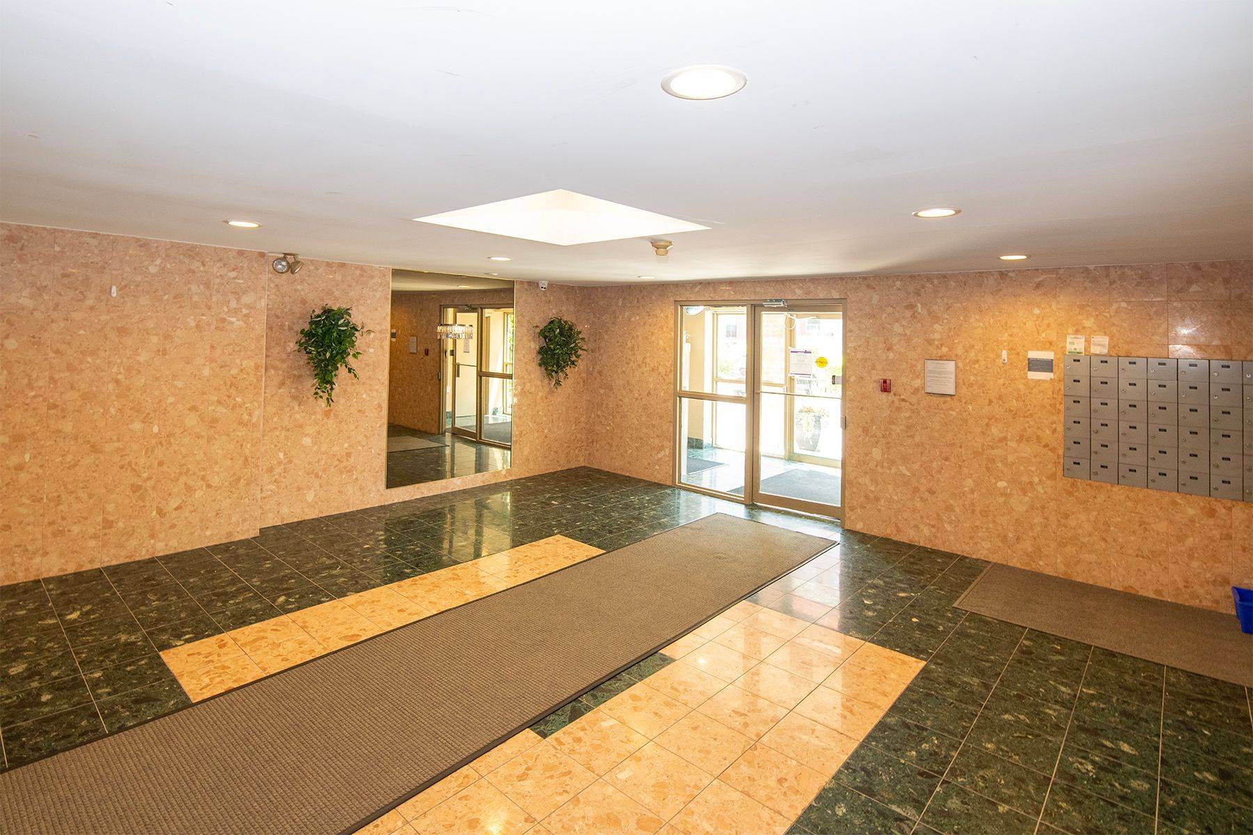 London South, ON N6J 1V5,77 Baseline RD #405