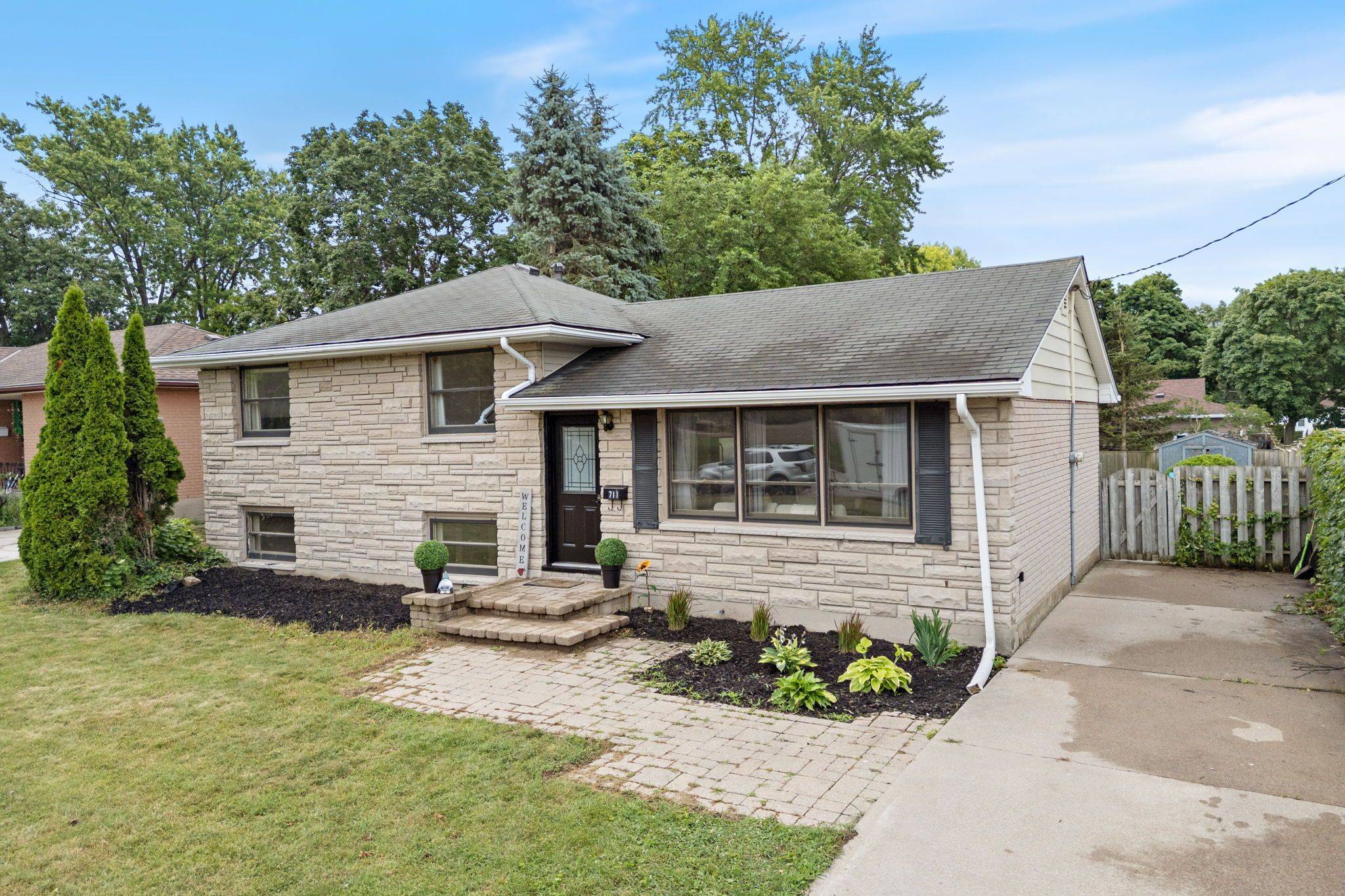 Sarnia, ON N7V 2N6,711 Cathcart BLVD