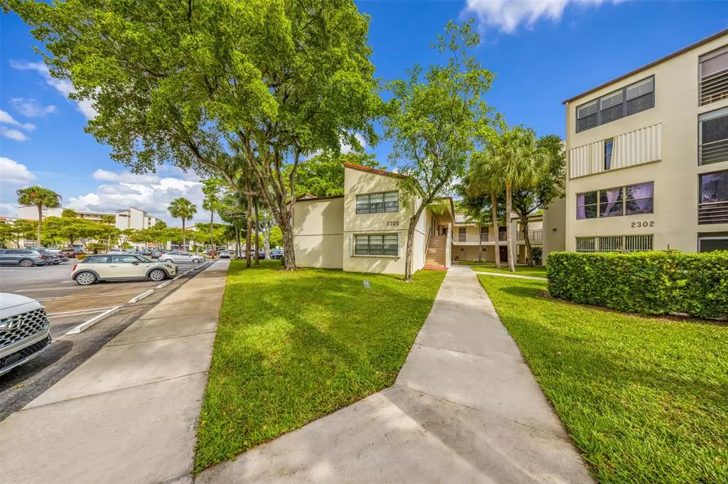 Pompano Beach, FL 33069,2300 S Cypress Bend Dr #203