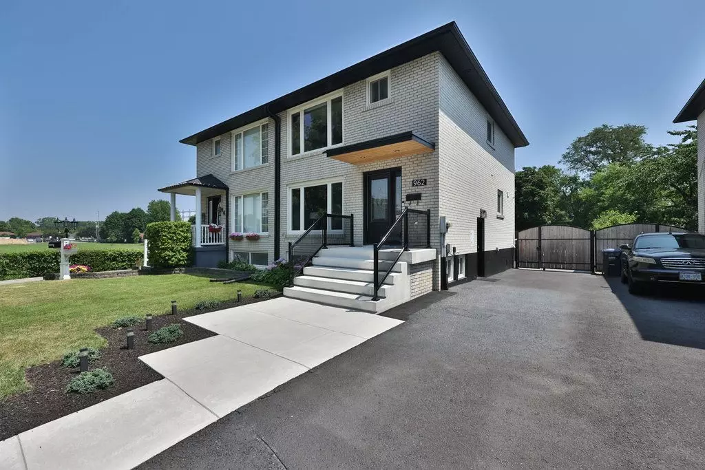 Mississauga, ON L5E 1R5,962 Eighth ST