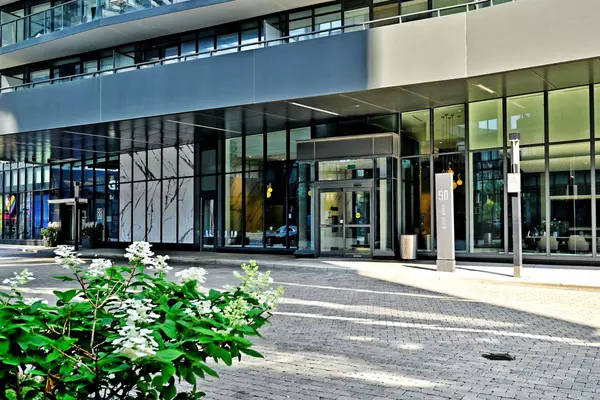 Toronto C01, ON M5V 0J4,90 Queens Wharf RD #611
